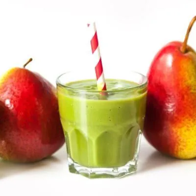 Vitalisierender "Rapunzel" Smoothie mit Feldsalat, Birne und Weintrauben