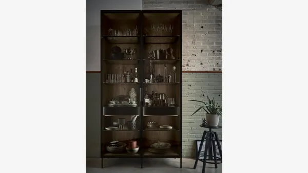 Vitrine von next125 mit Griff in Leder-Optik