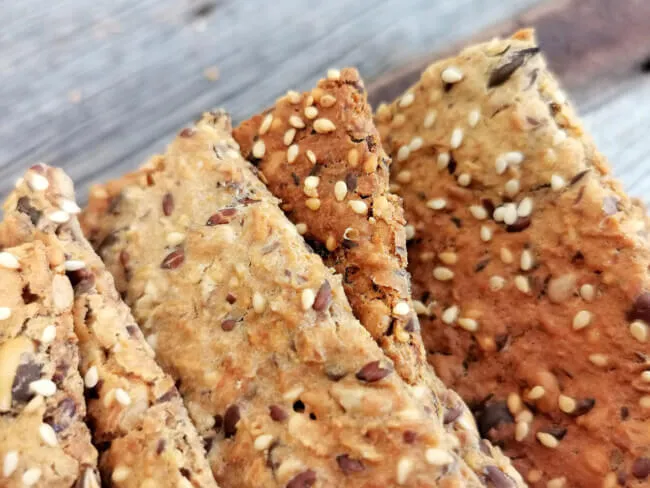 Vollkorn-Knäckebrot reich an verschiedenen Saaten und Kernen