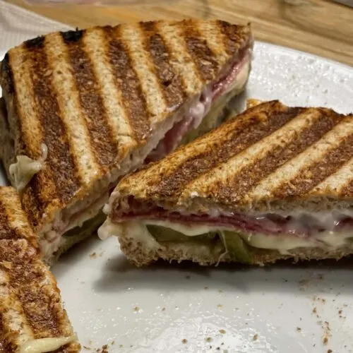 Vollkorn-Sandwich mit Fleischfüllung aus dem OptiGrill