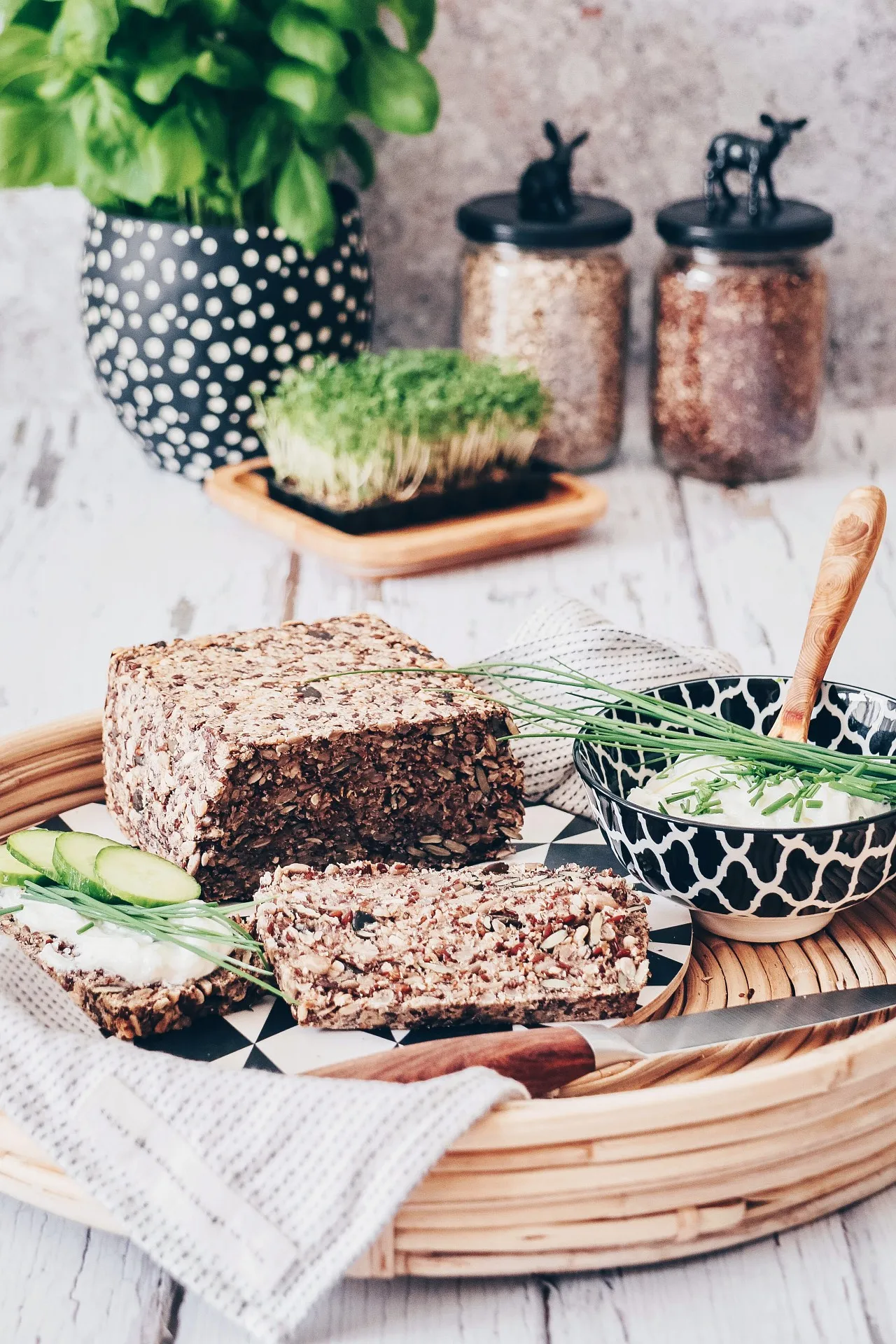 Vollwertiges Brot ohne Mehl mit Flohsamenschalen und verschiedenen Körnern auf Schneidebrett