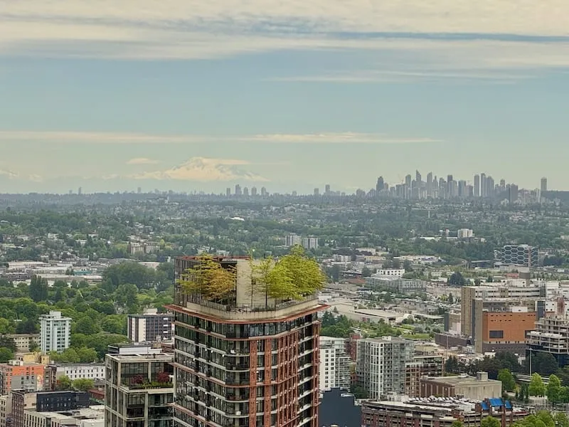 Vom Vancouver Lookout aus schweift der Blick bis in die USA und zum Mount Rainier, einem aktiven Vulkanberg am Horizont.