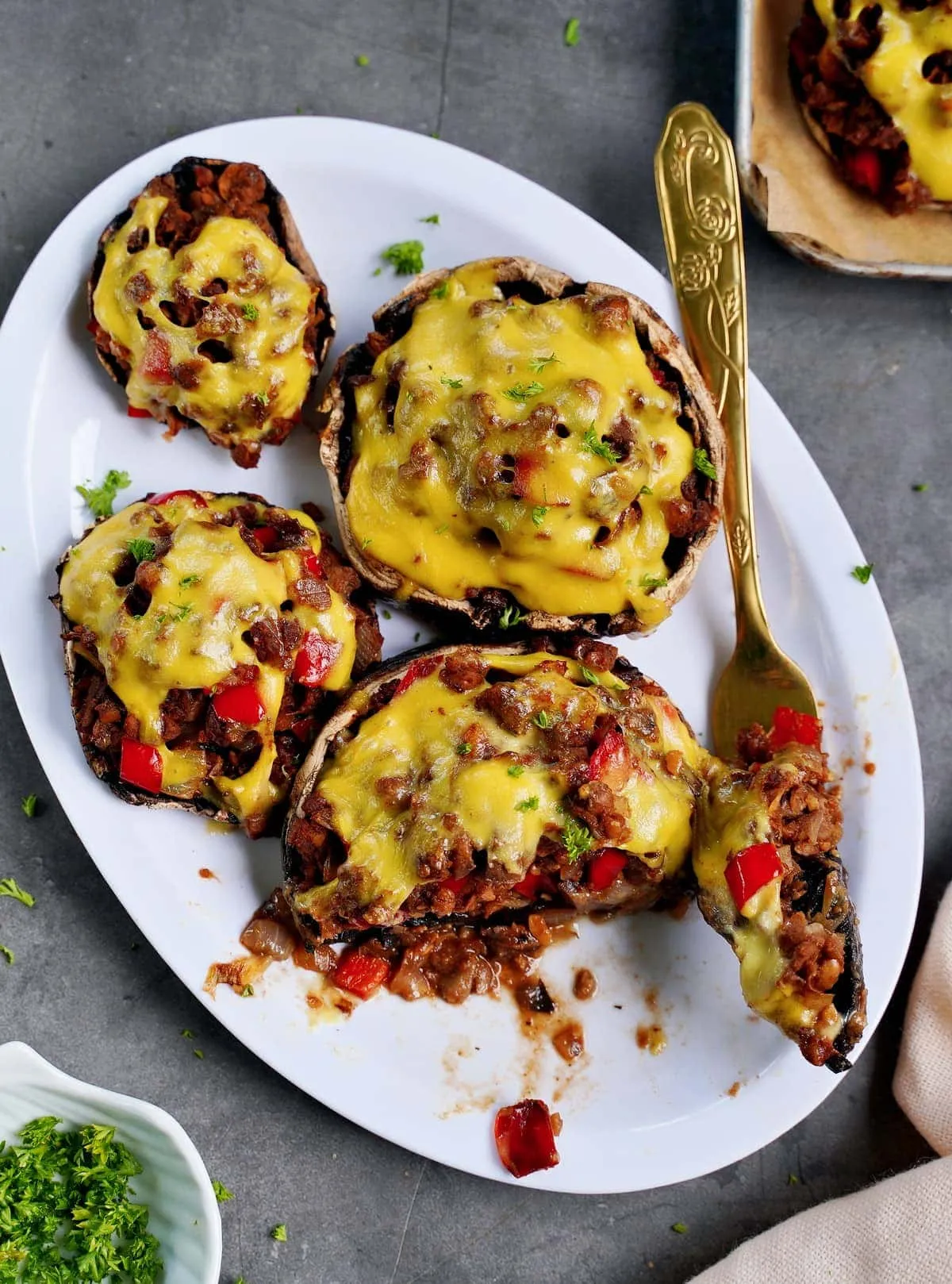 Von oben gesehene, herzhafte, gefüllte Portobello-Pilze mit Kichererbsen und veganem Käse, ein proteinreiches veganes Mittagessen.