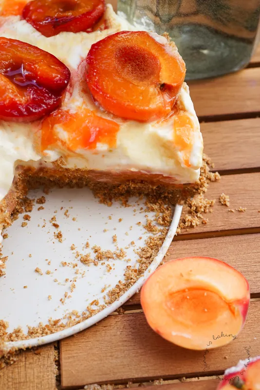 Von oben: Köstliche Aprikosen-Brezel-Torte mit frischen Aprikosenhälften