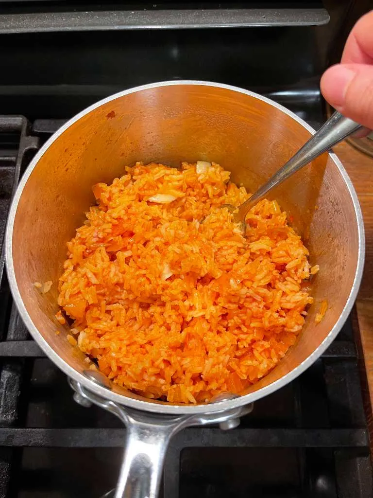 Vor dem Servieren mit einer Gabel auflockern