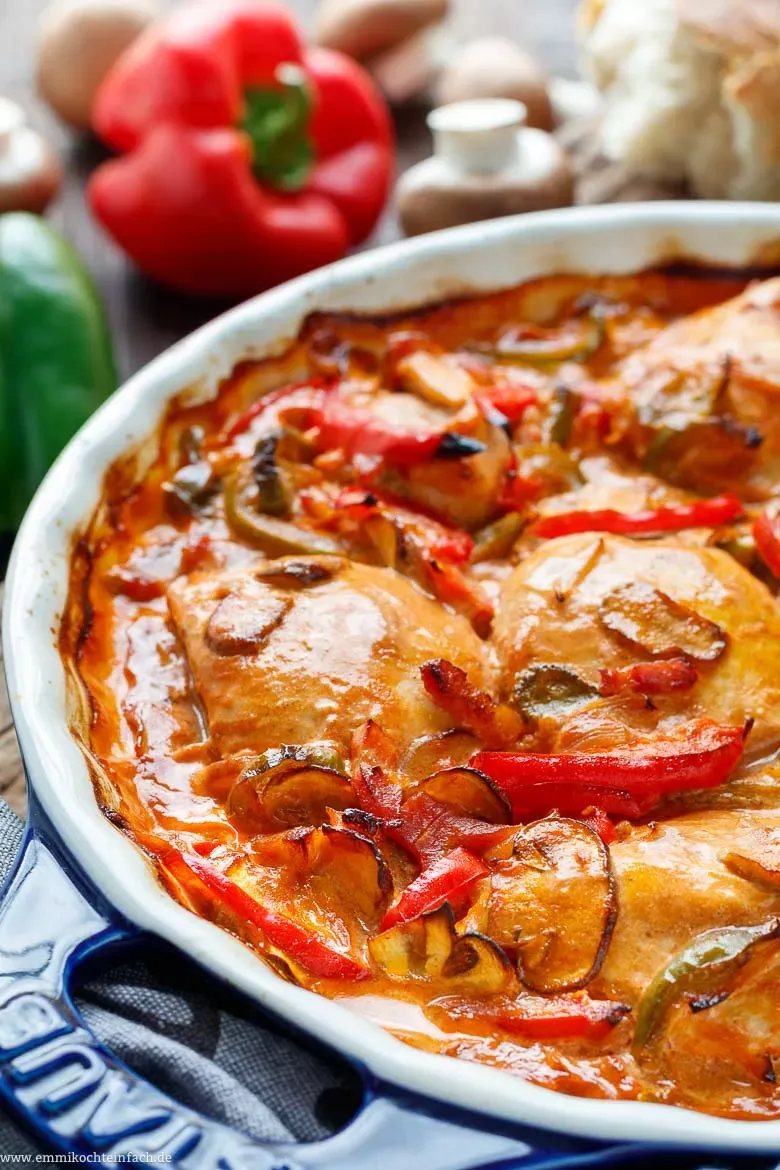 Vorbereitete Auflaufform mit Hähnchen und Gemüse für den Backofen