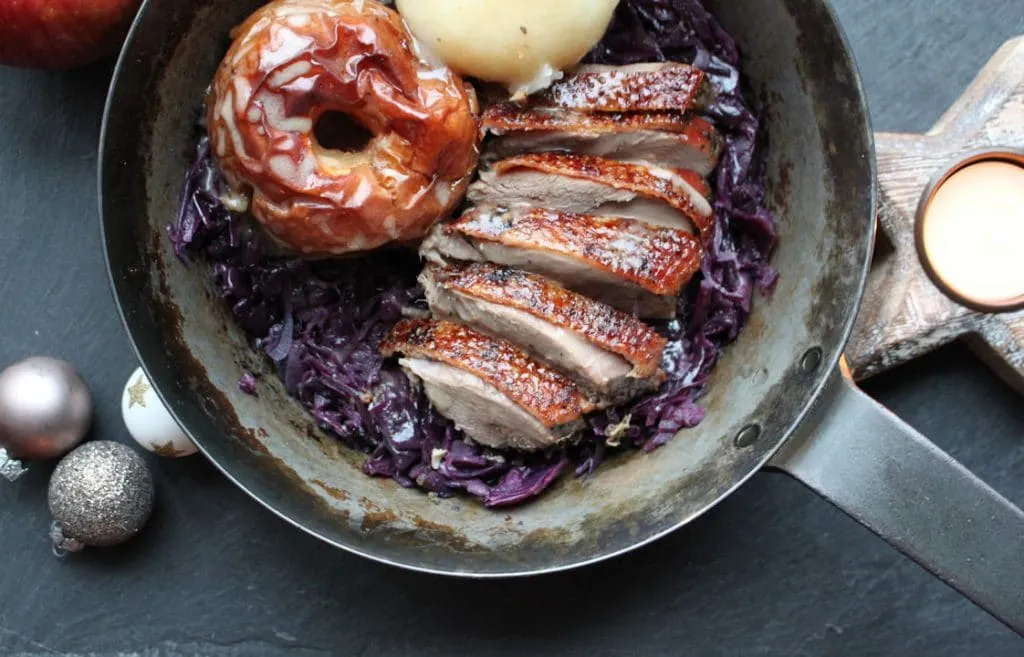 Vorbereitete Gänsebrust mit Apfelstücken für das Festmahl