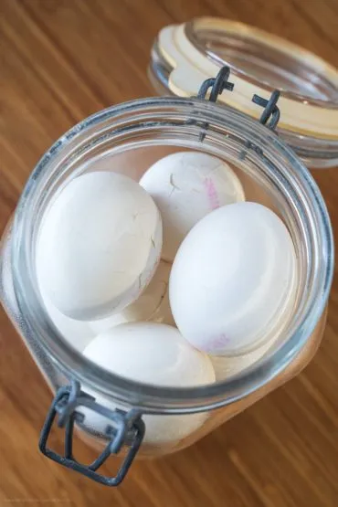 Vorbereitete, leicht angeschlagene Eier in ein sauberes Bügelglas legen