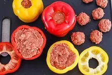 Vorbereitete Paprikaschoten gefüllt mit Hackfleischmasse vor dem Garen