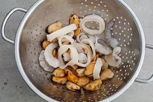 Vorbereitung der Meeresfrüchte für eine köstliche Paella