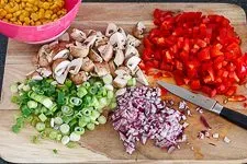 Vorbereitung des Gemüses für die Pizza-Suppe