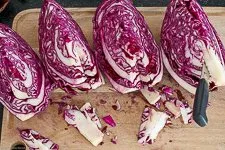 Vorbereitung des Rotkohls, Vierteln und Strunk entfernen