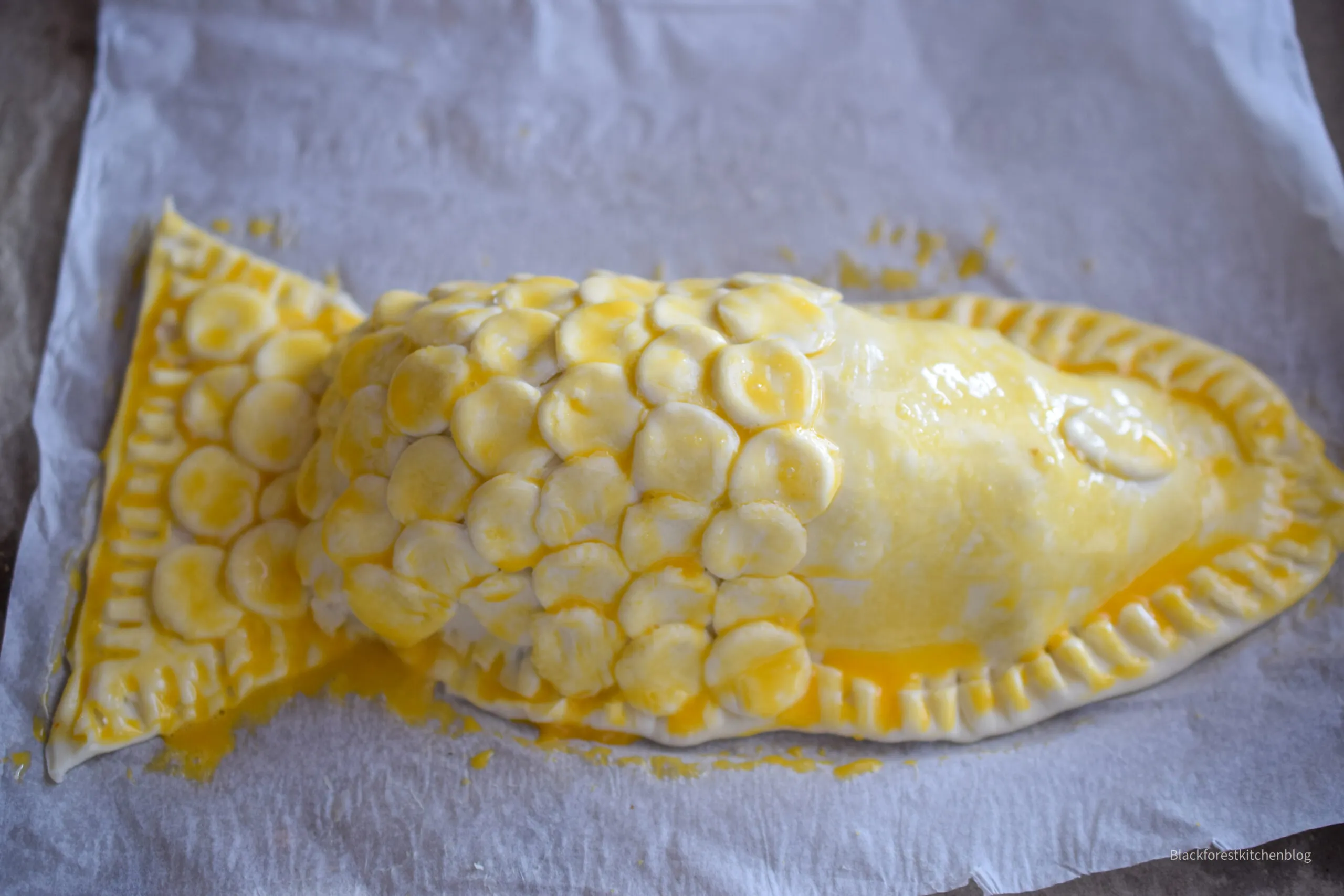 Vorbereitungsschritt für Lachs im Blätterteig mit Fischform