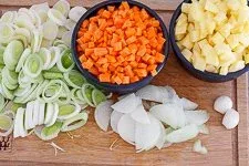 Vorbereitungsschritt: Geschältes und gewürfeltes Gemüse für den Bauerntopf