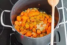Vorbereitungsschritt: Karotten, Zwiebeln, Ingwer und Curry im Topf gedünstet
