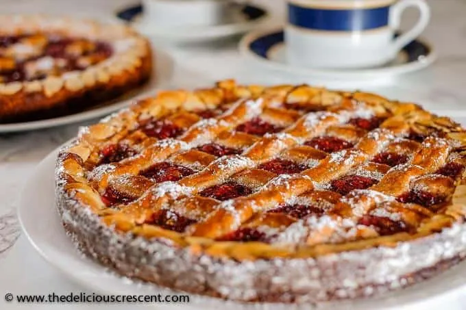 Vorderansicht einer klassischen Linzer Torte mit Gittermuster