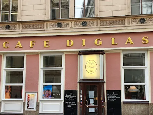 Vordereingang des Café Diglas in der Wollzeile, ein traditionelles Wiener Kaffeehaus mit Charme
