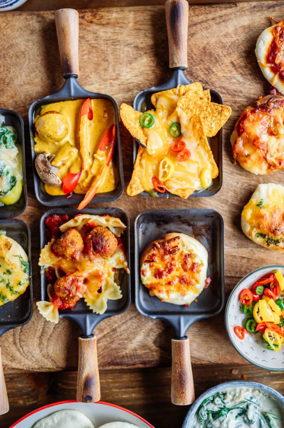 Vorgebackene Pizzateig-Ringe bereit für das Raclette-Gerät