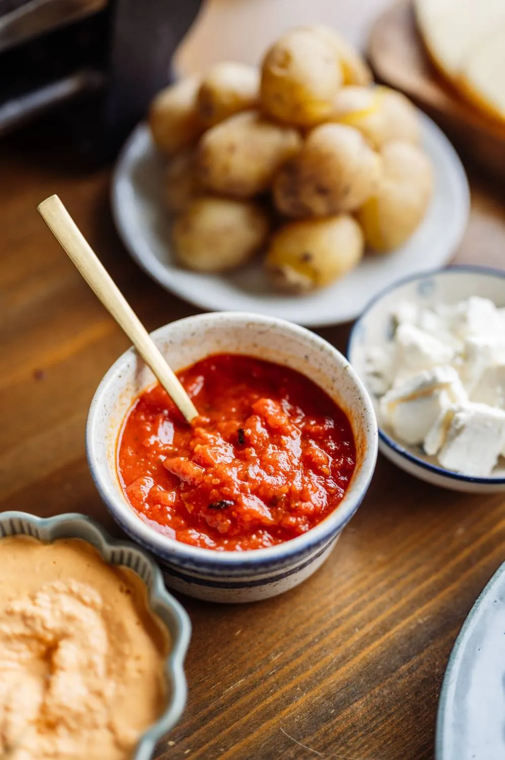 Vorgebackener Pizzateig in verschiedenen Formen für Raclette-Pizza und Flammkuchen