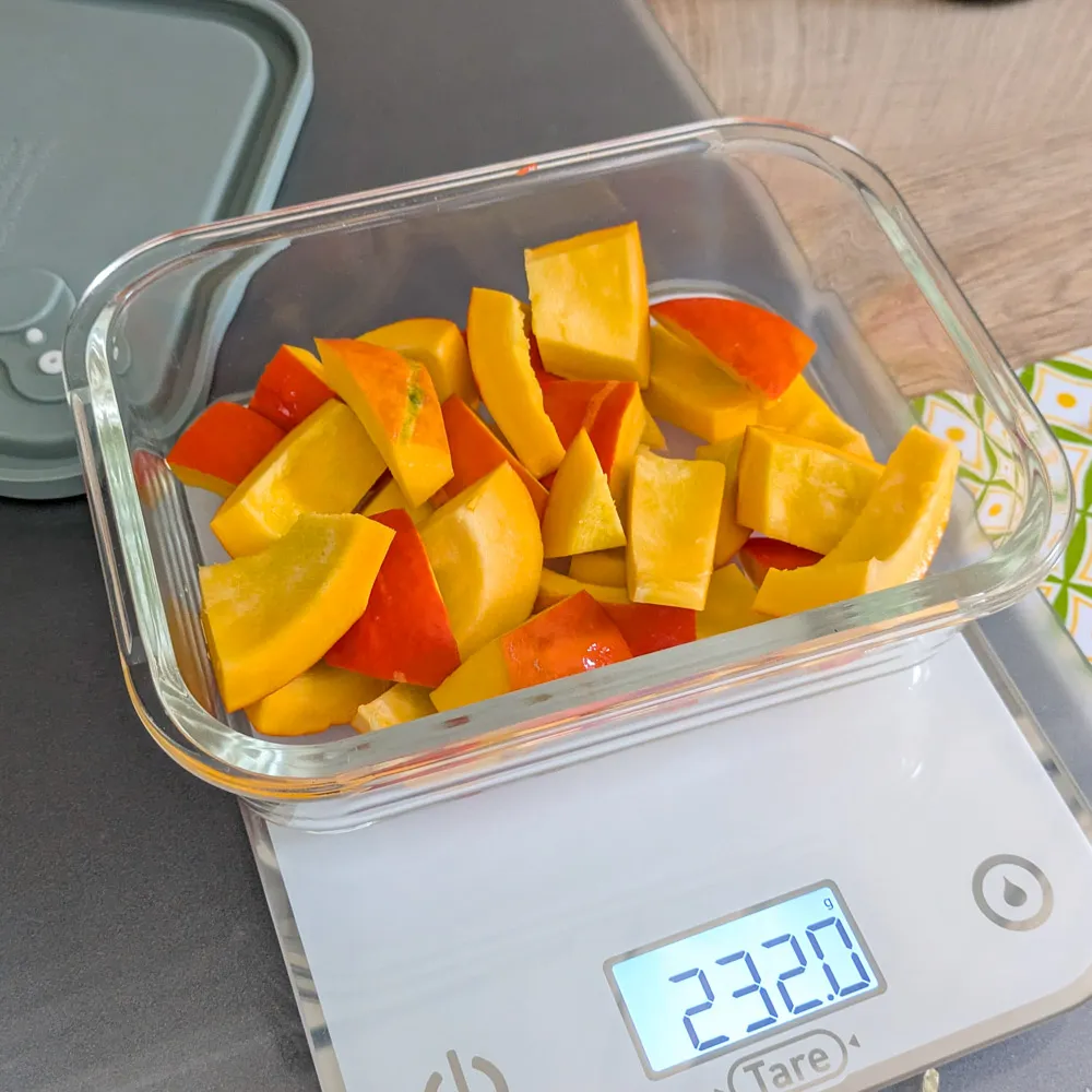 Vorgedämpfte Hokkaido-Kürbisstücke in einer mikrowellengeeigneten Schale für Kabocha Nanban.