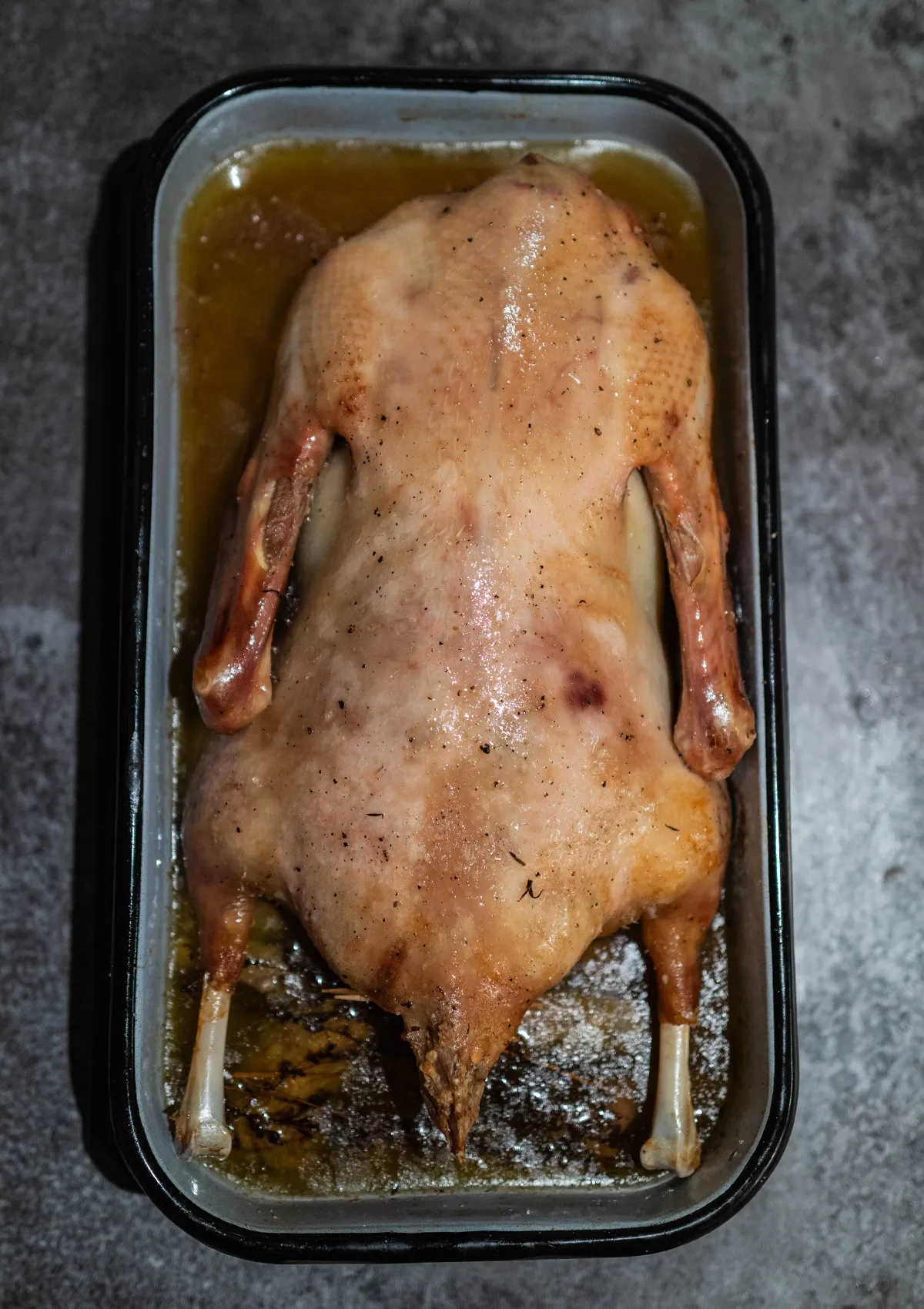 Vorgegarter Gänsebraten auf der Brustseite, bereit für die finale Bräunung im Ofen.