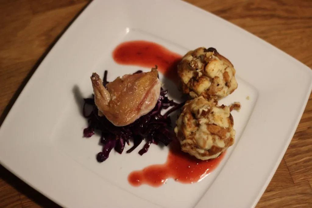 Wachtelbrust mit gedämpften Briocheknödeln, Pflaumen-Vanille-Sauce und lauwarmem Rotkohlsalat
