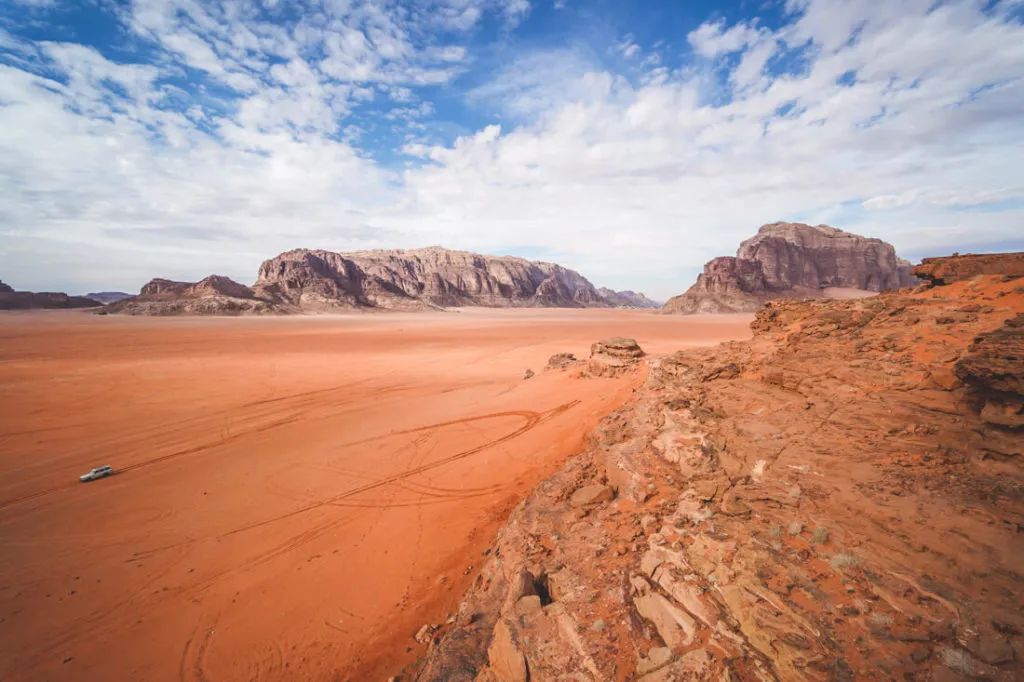 Wadi Rum Wüste in Jordanien bei Sonnenuntergang