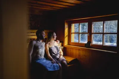 waldhotel-wellnessbereich-paar-in-finnischer-sauna