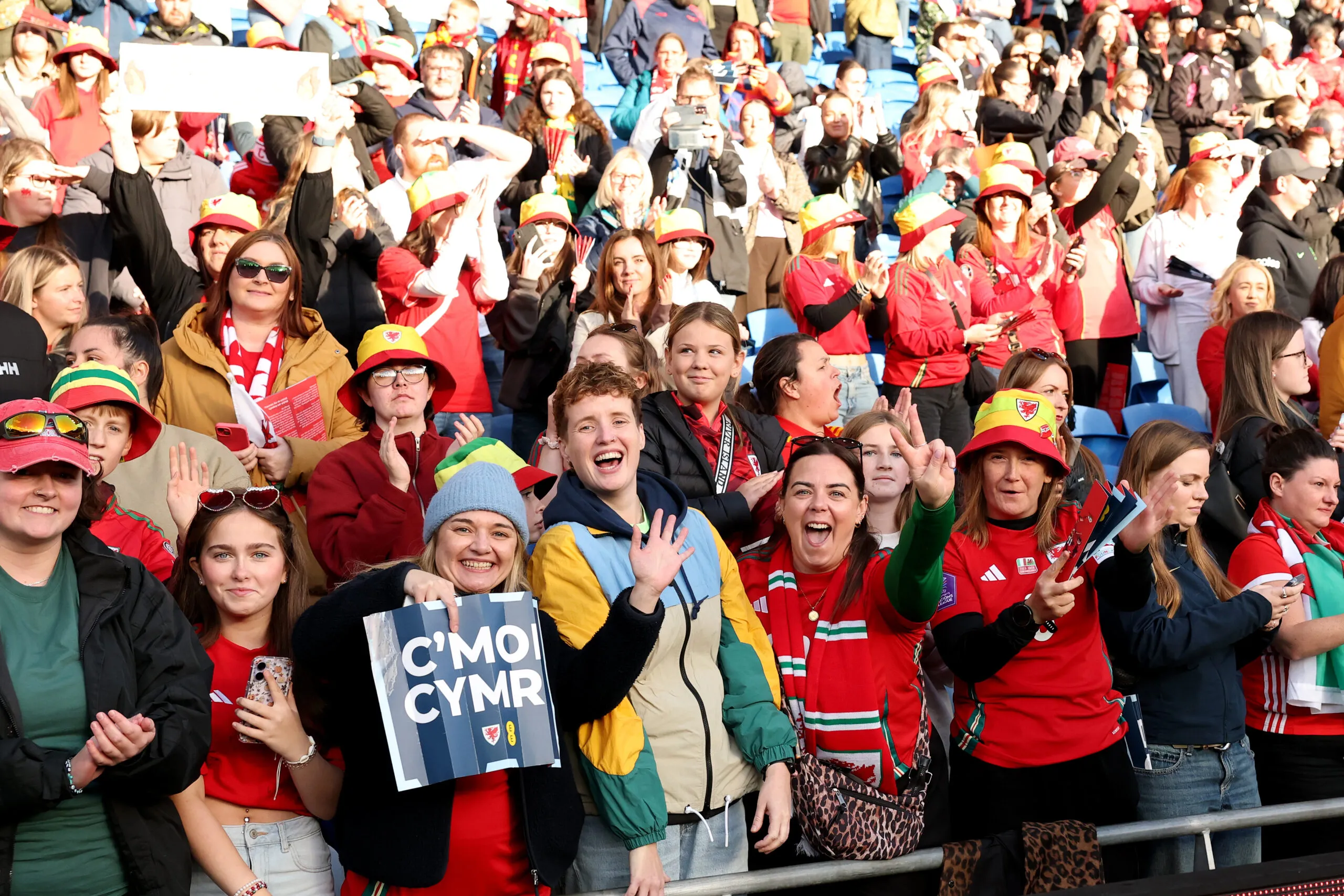Walisischer Fanblock "Red Wall" beim Länderspiel Wales gegen Australien