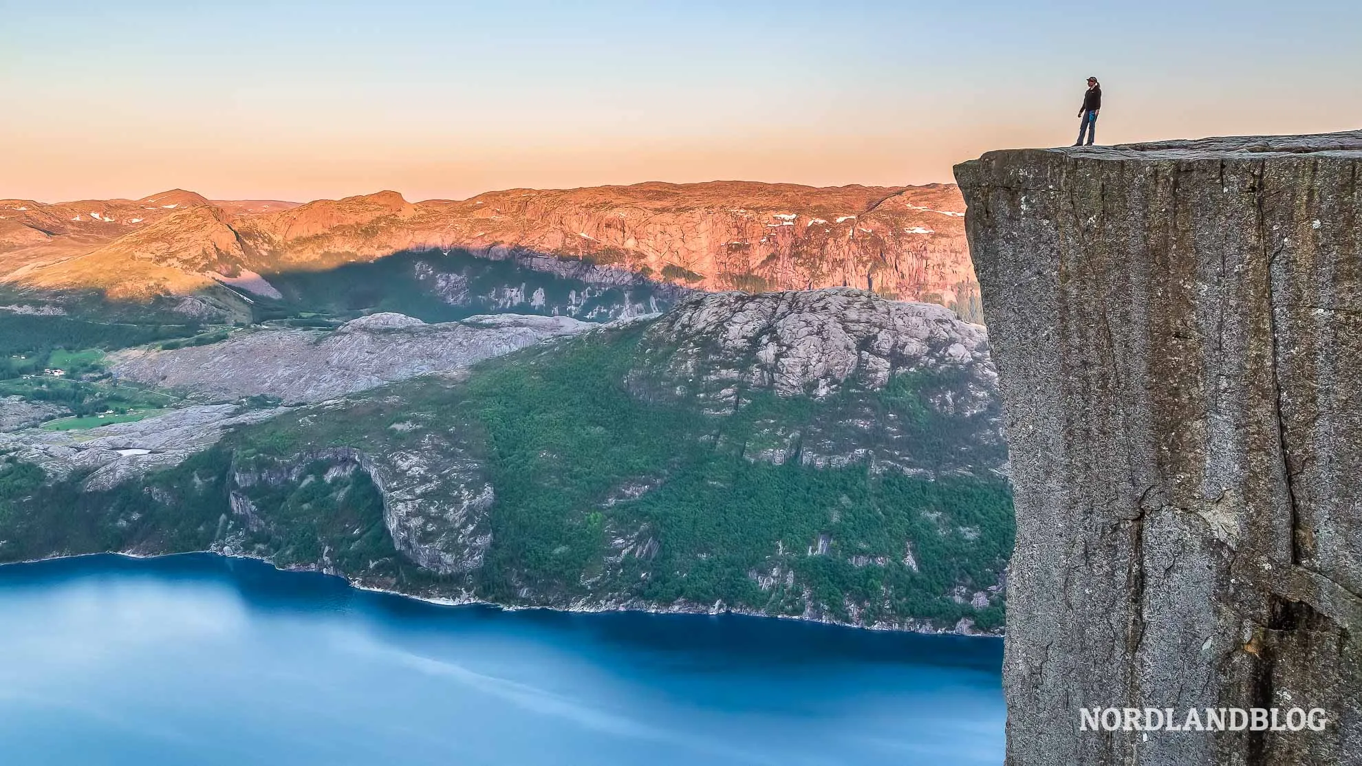 Wanderer auf dem Pfad zur berühmten Felsenkanzel Preikestolen (Pulpit Rock) in Südnorwegen