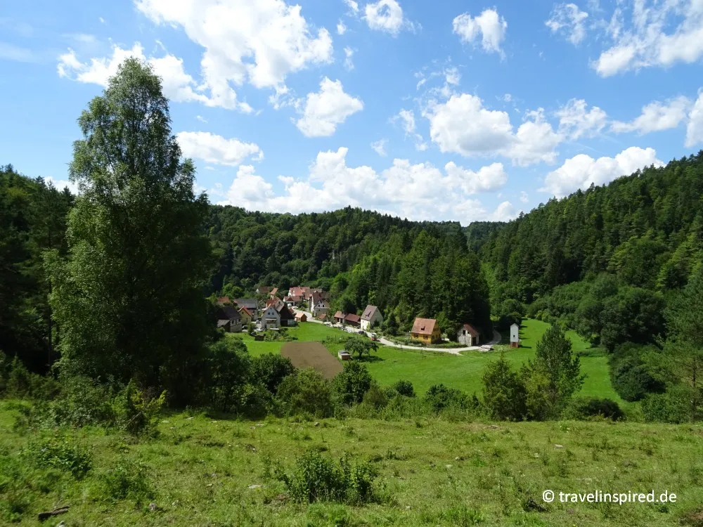 Wanderer genießt die Natur auf einem Pfad im Nürnberger Land