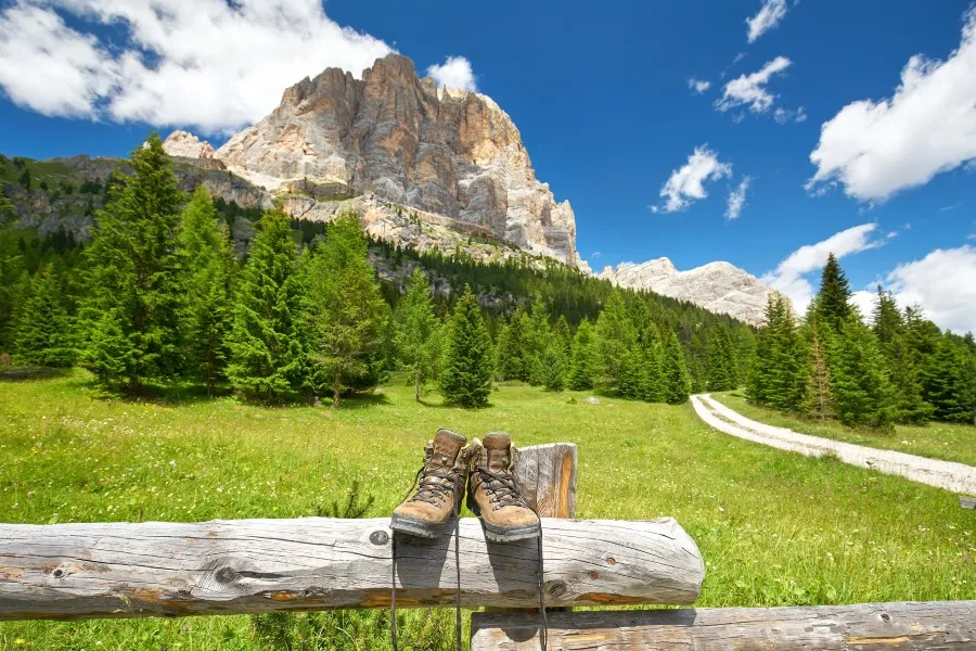 Wanderer in den Dolomiten mit Blick auf die beeindruckende Berglandschaft