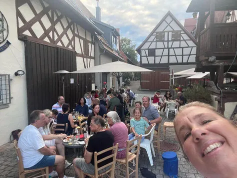 Wanderer machen eine Pause in der Natur, ideal für eine Erfrischung