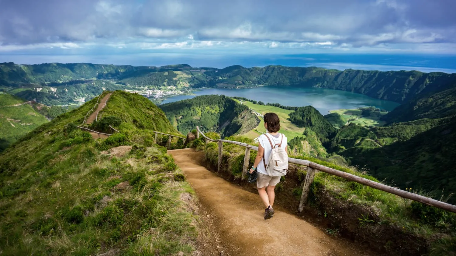 Wandern oberhalb des Sees Lagoa das Sete Cidades auf den Azoren