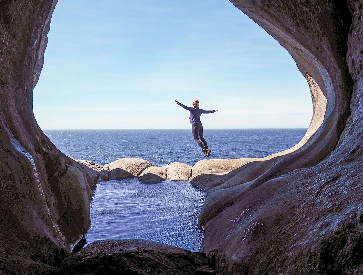 Wandern zu den berühmtem Felshöhlen am Fuße des Brufjell