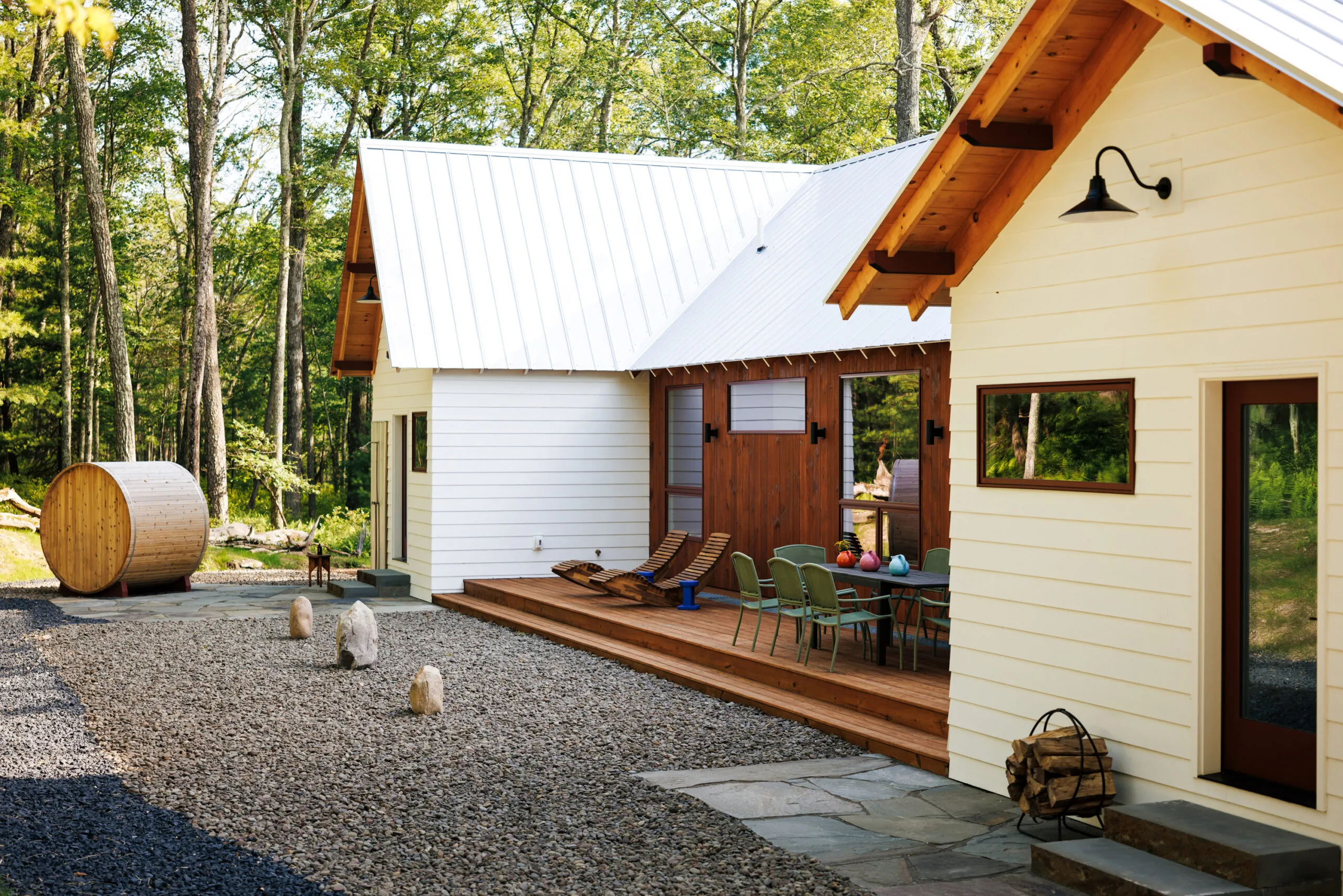 Wanderweg im deutschen Wald mit dichtem Blätterdach