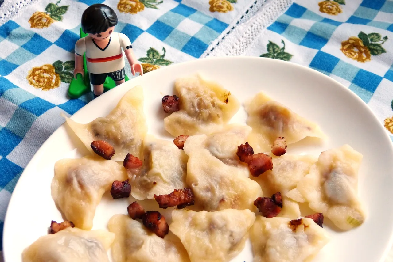 Wareniki auf einem Teller, perfekt geformt und gekocht, bereit für den Genuss.