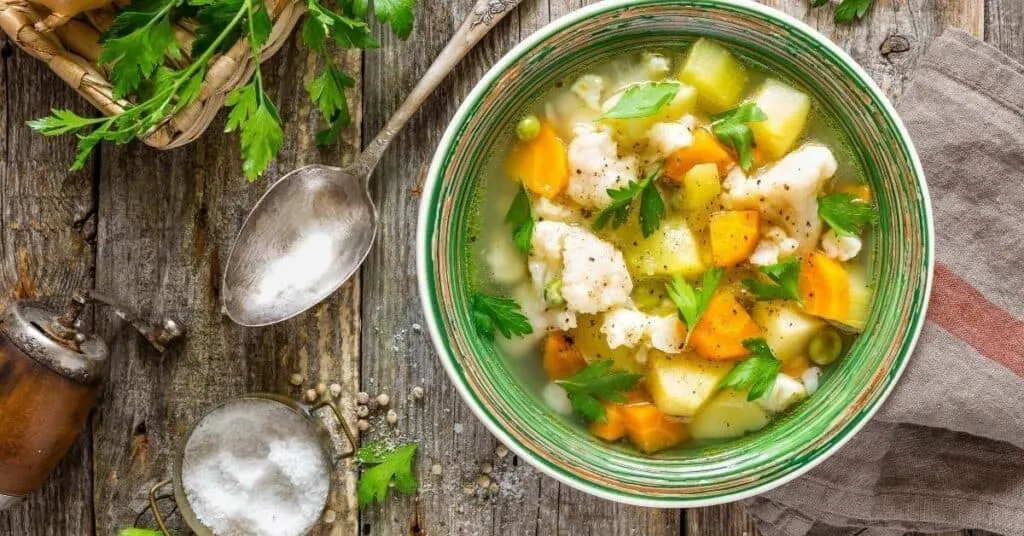 Warme Gemüsebrühe, reich an Elektrolyten und ideal bei Übelkeit