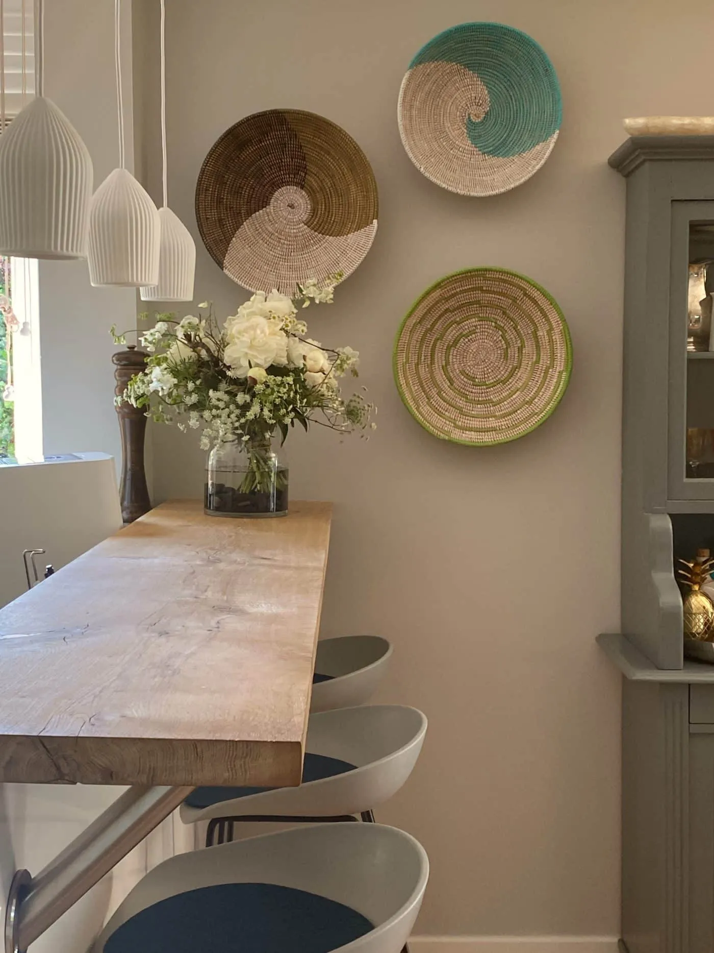 Warme Holzküchentheke als dekoratives Element in der modernen Küche