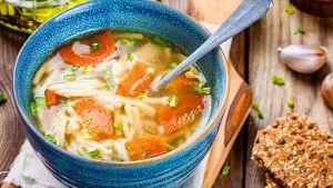 Wärmende Hühnersuppe mit Nudeln und frischem Gemüse, schnell zubereitet und günstig