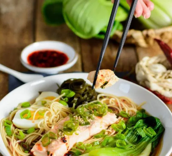 Wärmende Miso Ramen Suppe mit gedämpftem Lachs und Pak Choi