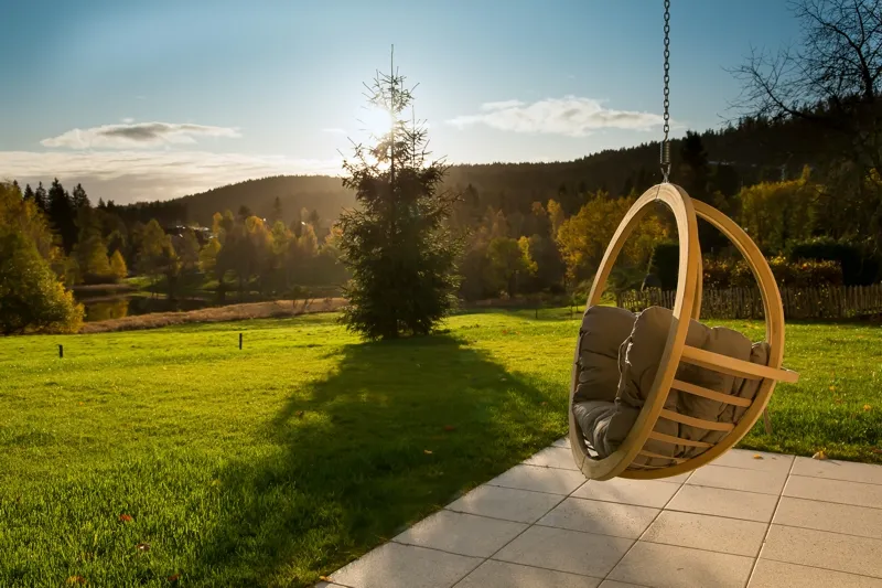 Was für ein Ausblick in den herbstlichen Schwarzwald von der Waldfunkeln Lodge aus! (Foto: Waldfunkeln Lodge)