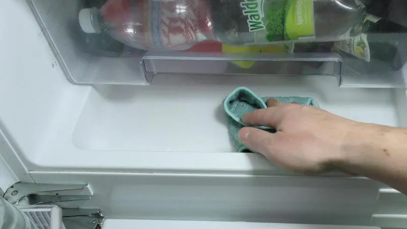 Wasser mit einem Lappen entfernen