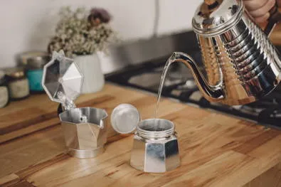 Wasser wird vorgewärmt für den Espressokocher