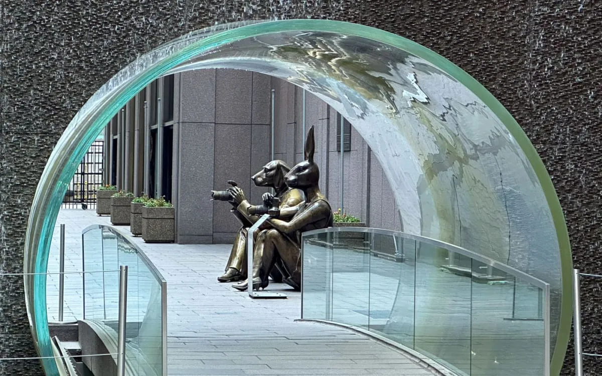 Wasserfall Tunnel am McGraw-Hill Park nähe Times Square