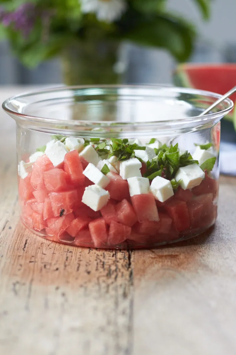 Wassermelonensalat mit Feta und frischer Minze als beliebte Sommerbeilage