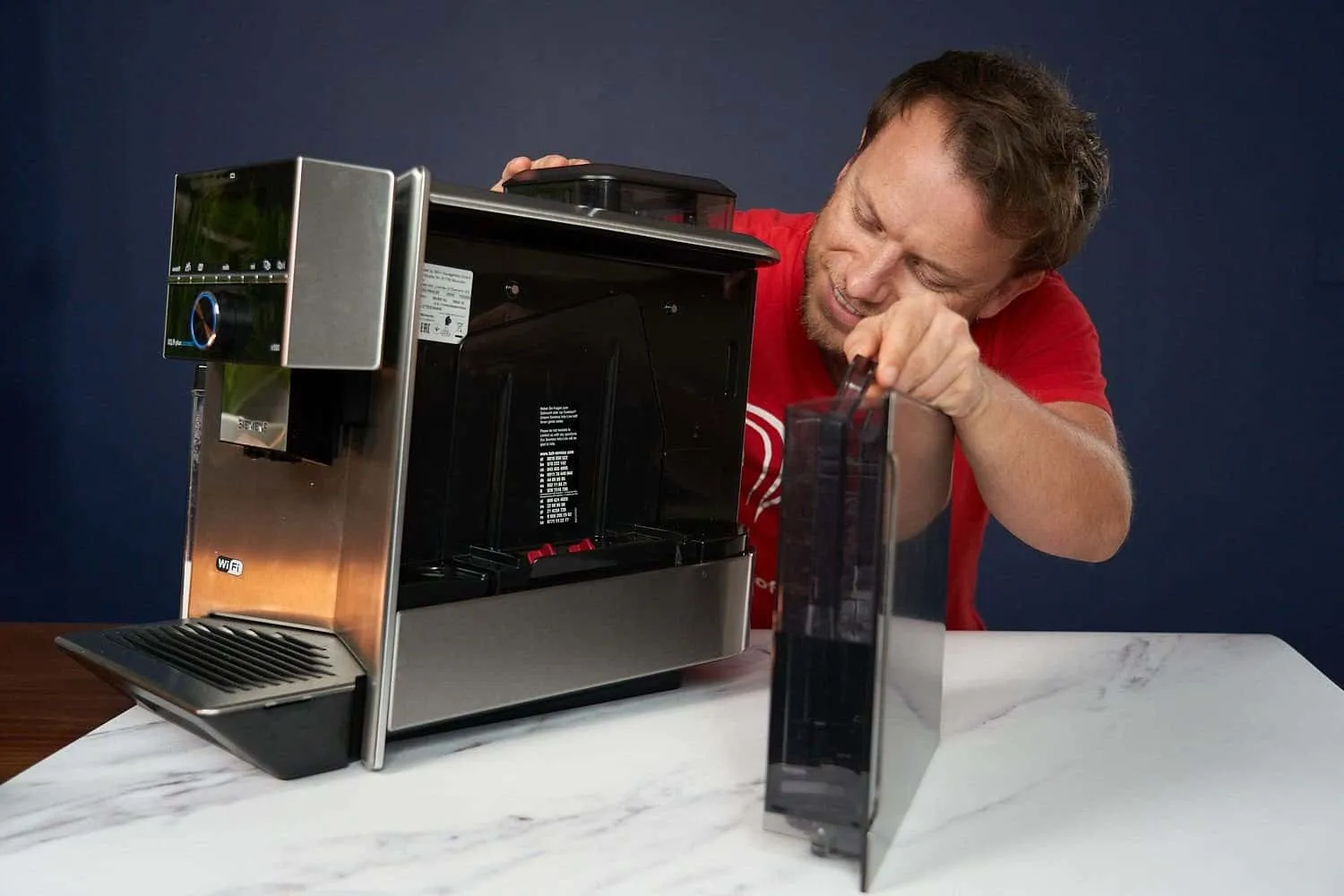 Wassertank eines Siemens EQ9 Kaffeevollautomaten, der die Installation eines Wasserfilters ermöglicht