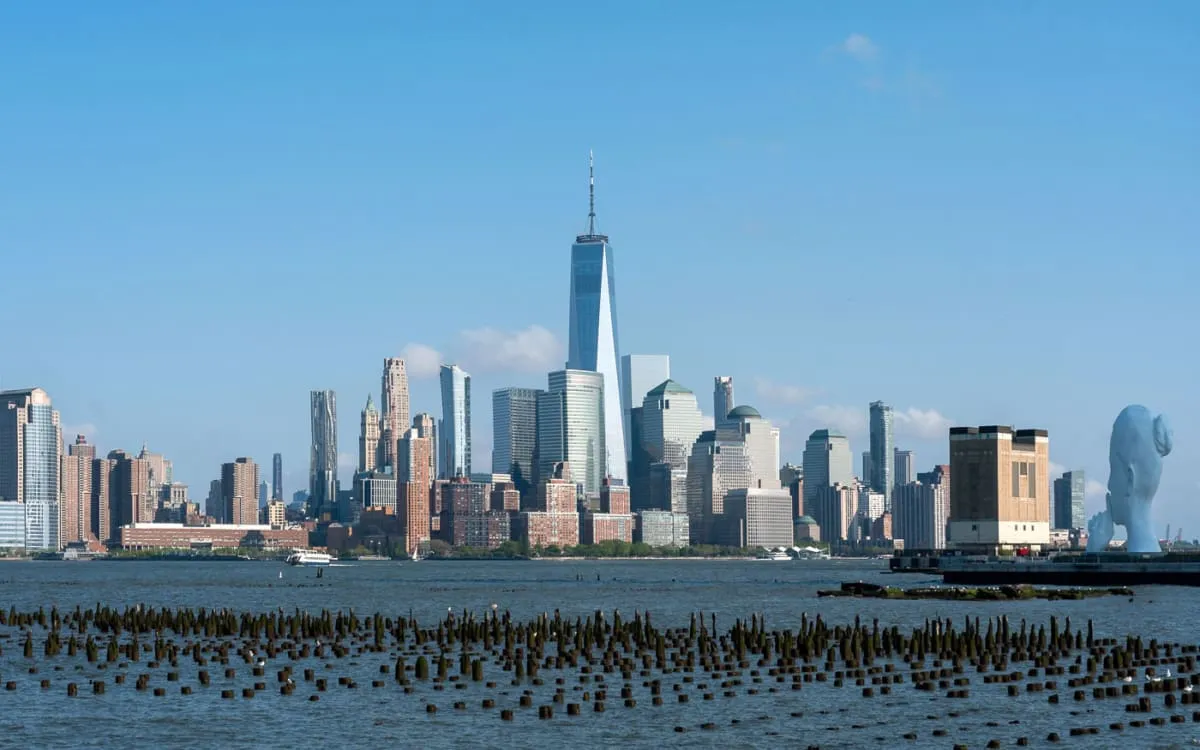 Water's Soul Skulptur mit Blick auf Manhattan