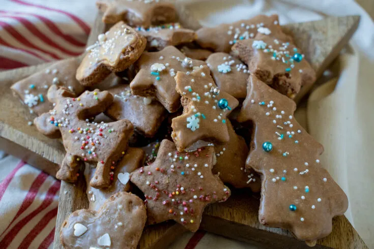Weiche Gewürz-Plätzchen mit Zimtglasur und Zuckerstreuseln, ideal zum Backen mit Kindern.