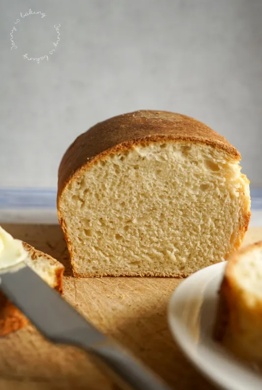 Weiches Toastbrot mit goldbrauner Kruste auf einem Schneidebrett